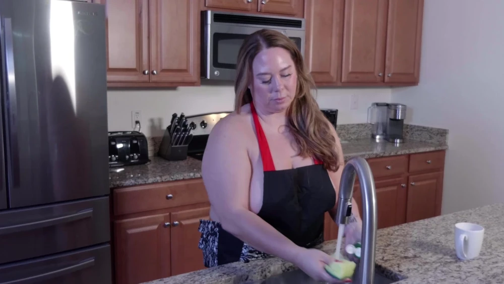 Blonde BBW-Küchenhure verschlingt den dicken Schwanz eines gut bestückten Hengstes: Ansehen auf EroticOnly.DE